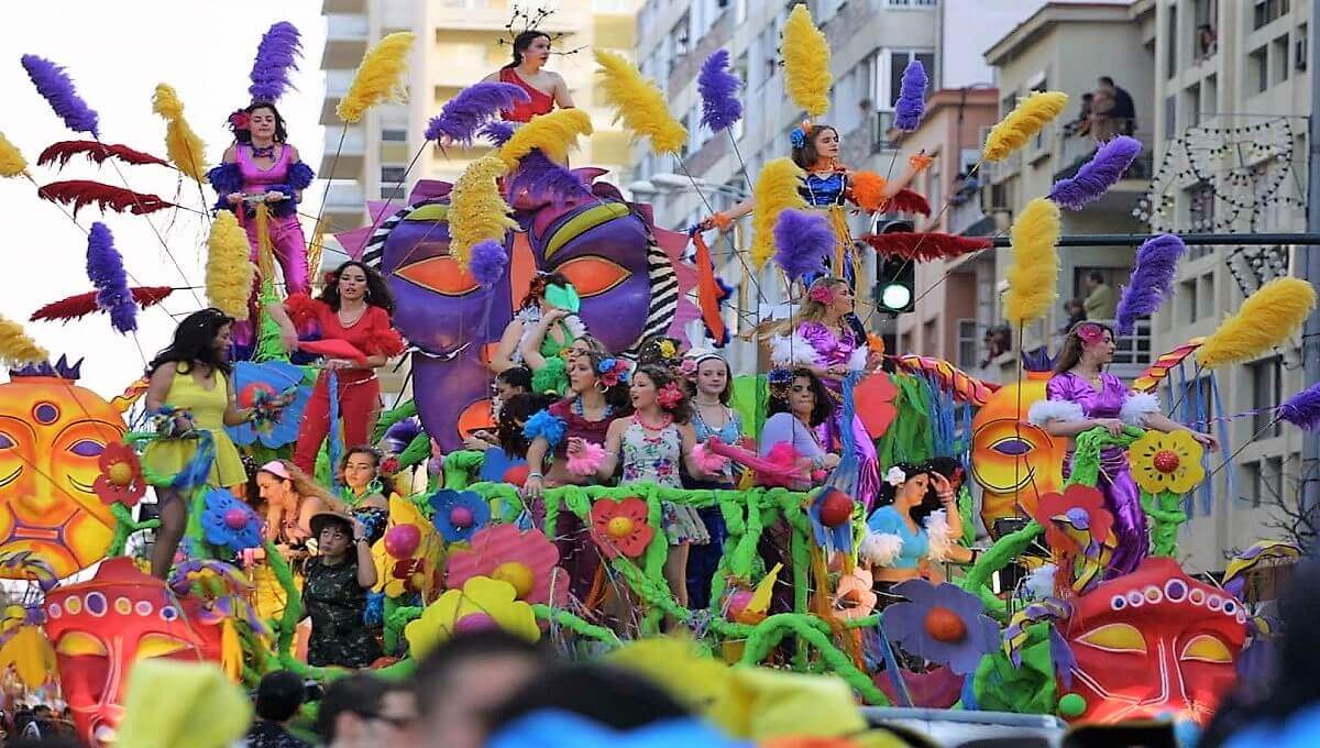  Carnival is celebrated in many Spanish cities, especially in Cádiz and Tenerife. It includes costumes, parades, dancing, and lively performances.