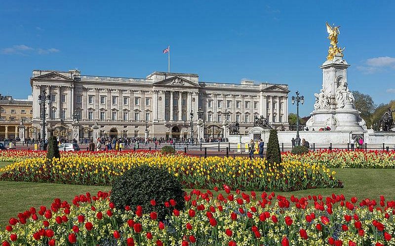 This is the official residence of the British monarch in London. It is well known for royal ceremonies and events.